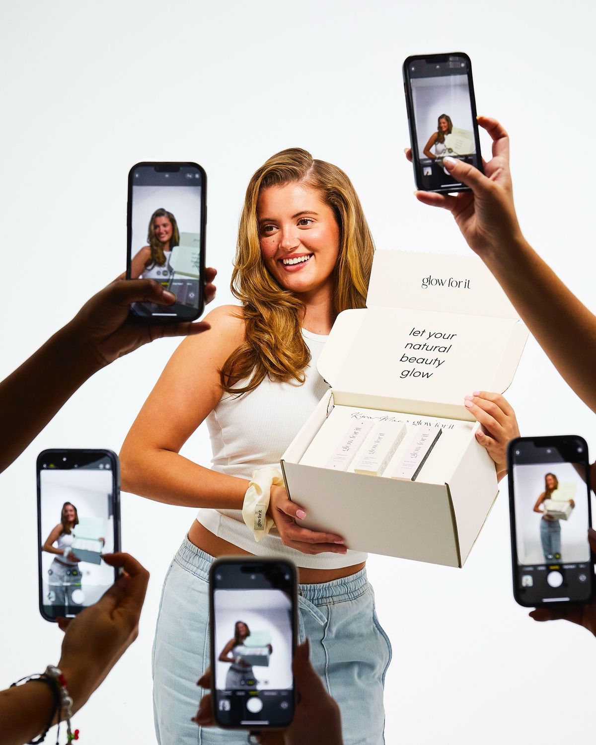 Créatrice entourée de téléphones